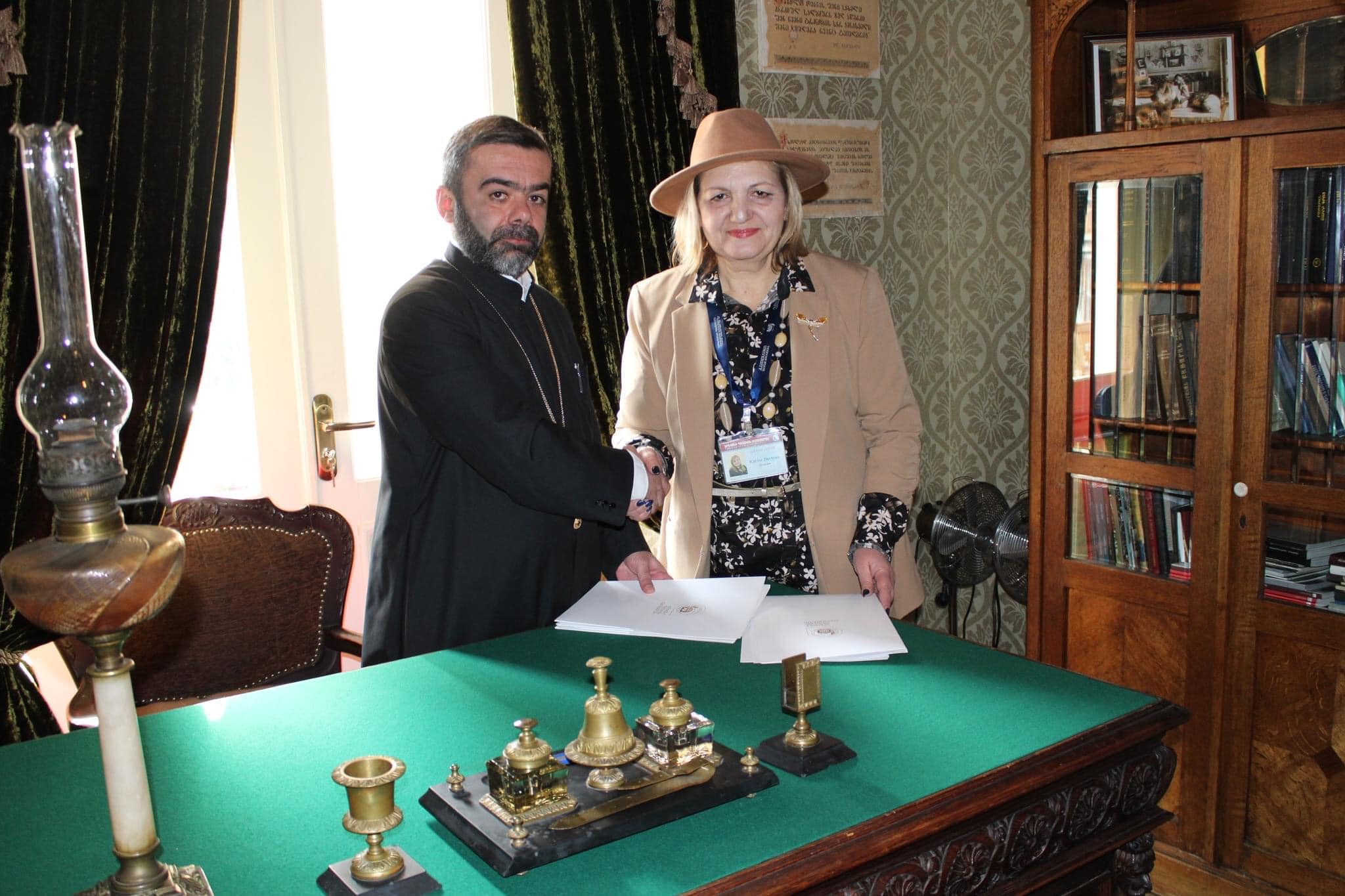 Հուշագրի կնքում՝ Հայ մշակույթի միջազգային ասոցիացիա»-ի և ՀԱԵ Վիրահայոց թեմի ենթակայության տակ գործող «Հովհաննես Թումանյանի տուն» գիտամշակութային կենտրոնի և  «Հայարտուն» կենտրոնի միջև